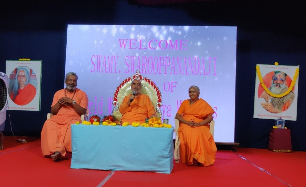 Swami Swaroopanandaji addressing gathering at Chinmayaranyam