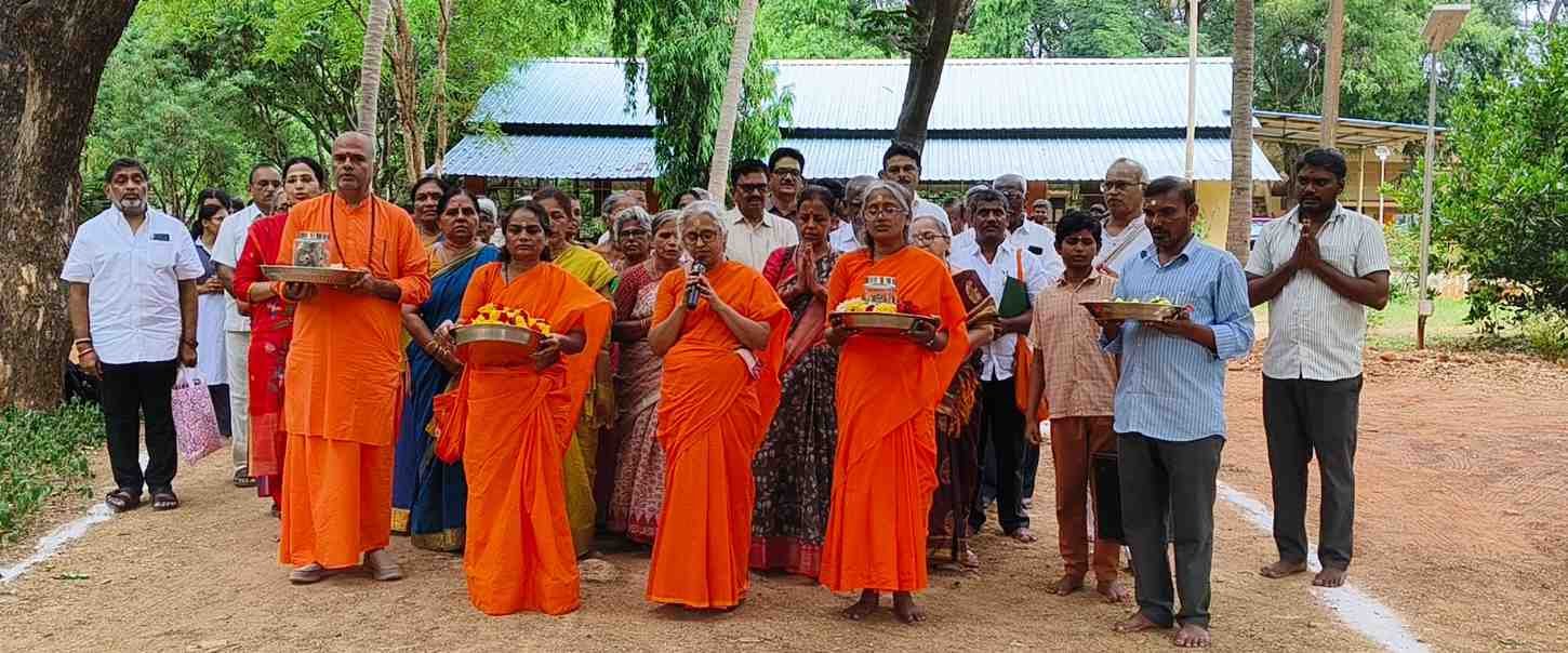 Mataji addressing staff at Chinmayaranyam